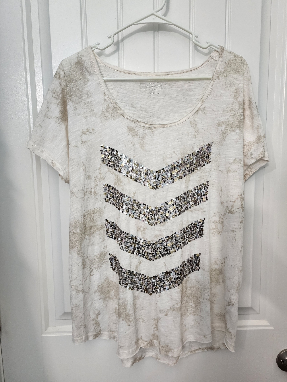 Maurices Cream Short Sleeve Tee with Silver Sequin Chevron, Size XL